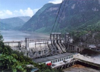 四川沙湾水电站首台发电机组定子吊装成功